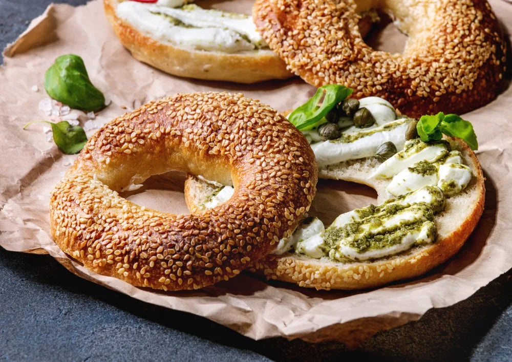 Creamy pesto bagel